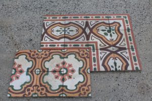 Pavimento di recupero in graniglia con disegno geometrico e bordatura